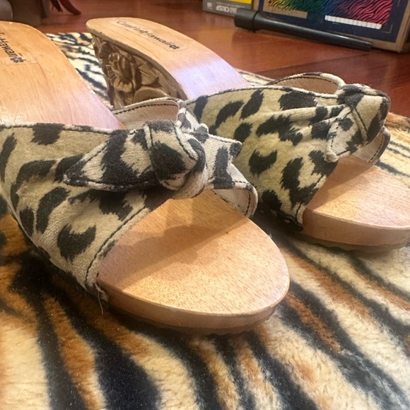 Leopard Print Carved Wooden tiki Wedges - Picture 7 of 15